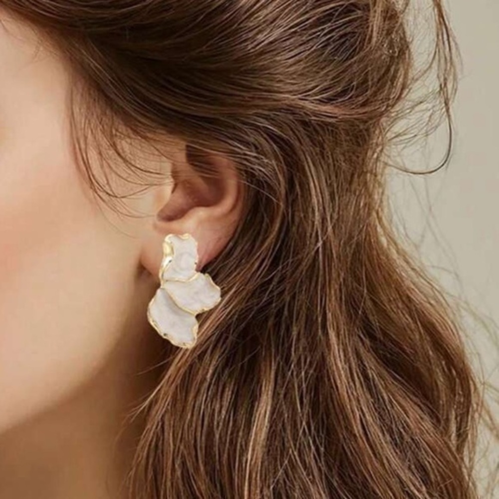 Elegant Flower Earrings floral stud fashion earrings cream color